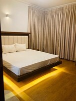 2 yatak odası, güneşlik/perde, ses yalıtımı, ütü/ütü masası 