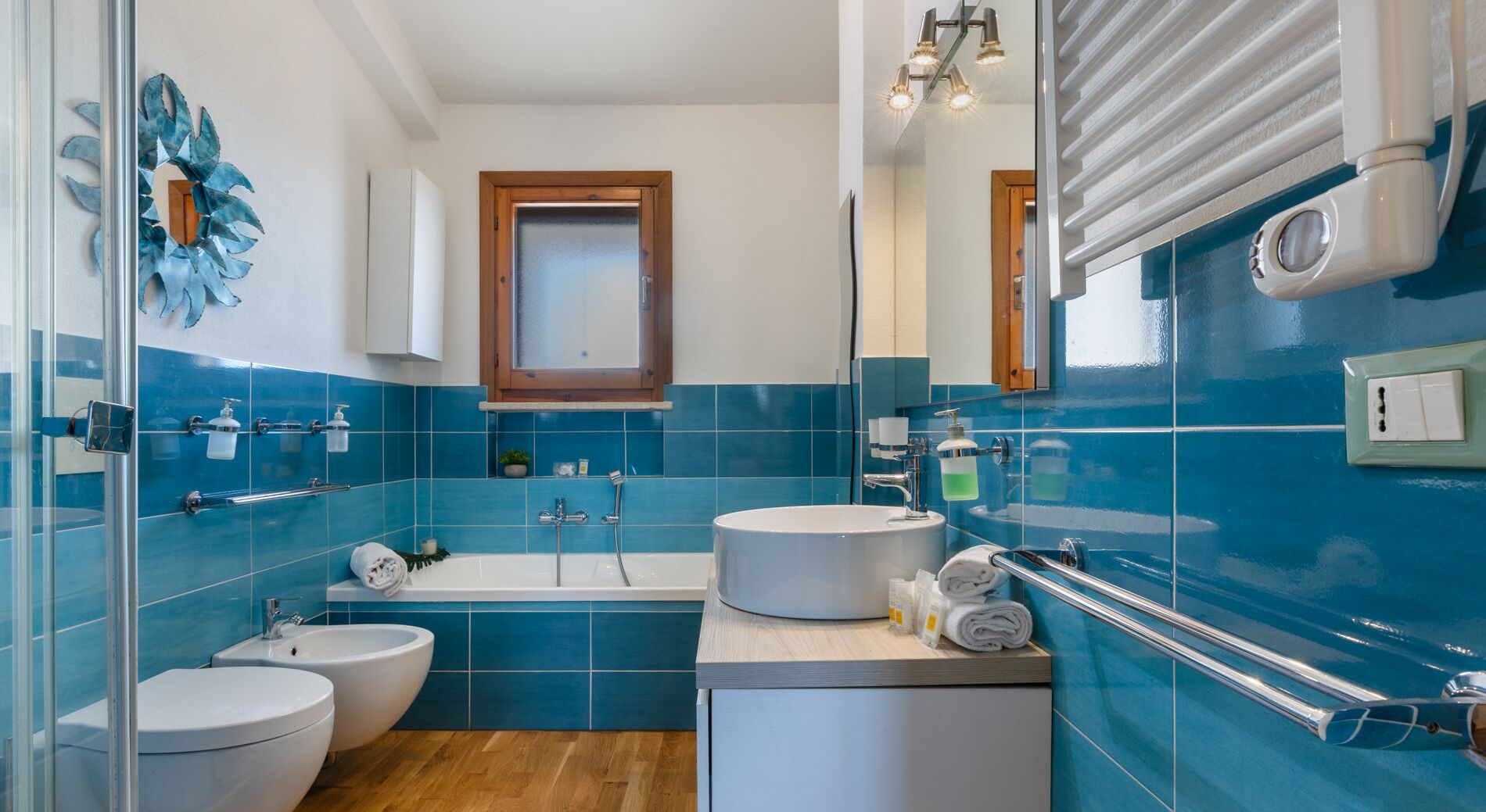Dutxa, assecador de cabells, bidet i tovalloles 