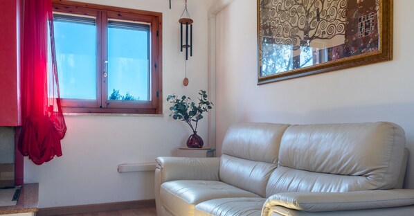 TV - Casa Aglaia - Two Bedroom Apartment, Sleeps 4 (Quartu Santa Elena)