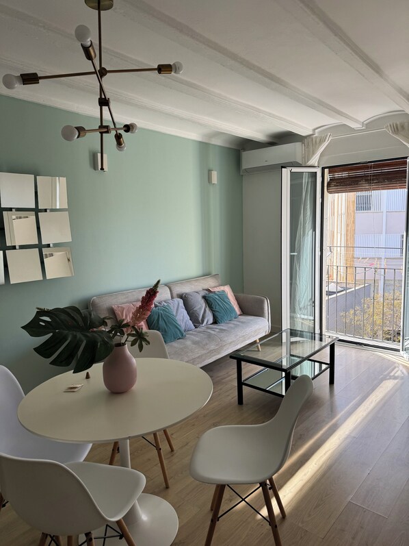 Living area - Charming 3-bedroom apartment with WiFi, AC in delightful Barcelona (Barcelona)