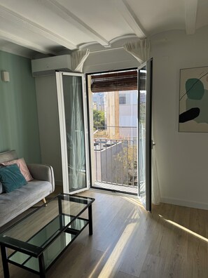 Living area - Charming 3-bedroom apartment with WiFi, AC in delightful Barcelona (Barcelona)