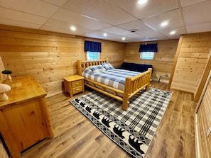 3 bedrooms, in-room safe, iron/ironing board, free WiFi - Revilo Moose Ridge Mauston - Smoky Mountain vibes meet Wisconsin winter magic! (Mauston)