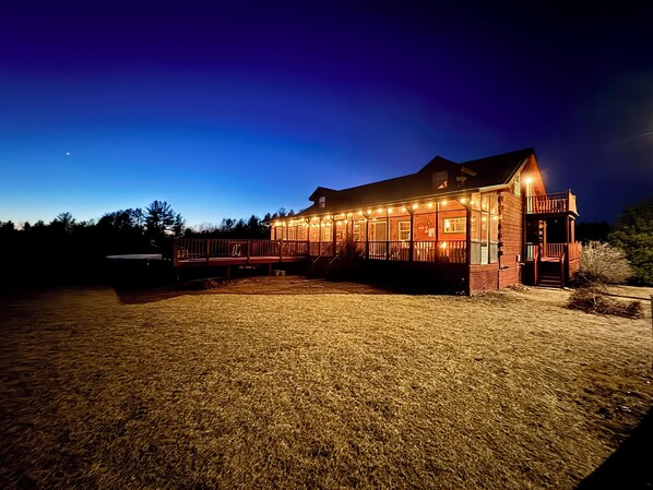 Exterior - Revilo Moose Ridge Mauston - Smoky Mountain vibes meet Wisconsin winter magic! (Mauston)