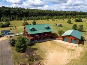 Exterior - Revilo Moose Ridge Mauston - Smoky Mountain vibes meet Wisconsin winter magic! (Mauston)