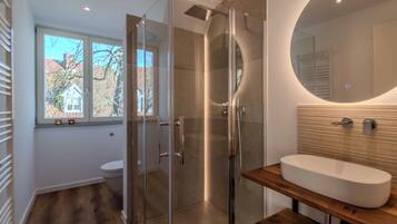 Dusche, Haartrockner, Handtücher, Seife