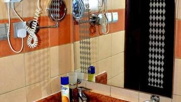 Secadora de cabello, toallas, jabón, shampoo