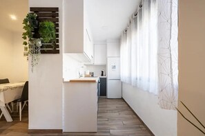 Frigorifero, microonde, forno, piano cottura