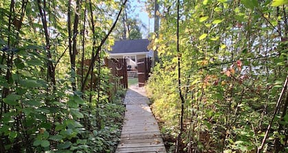 Private Island Getaway. 360 Water views. PONTOON BOAT INCLUDED!!