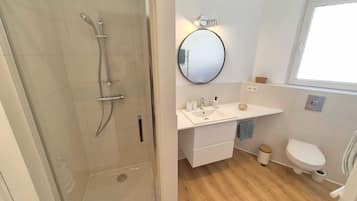 Douche, sèche-cheveux, serviettes fournies, savon