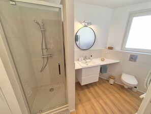 Douche, sèche-cheveux, serviettes fournies, savon