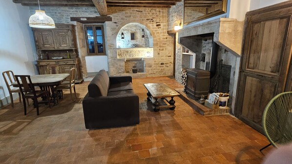 Una televisión, una chimenea, un reproductor estéreo