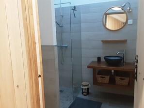 Douche, sèche-cheveux, serviettes fournies, savon