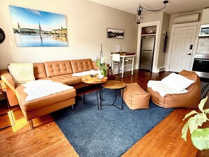 Smart-TV, Kamin, Tischtennisplatte, Bücher
