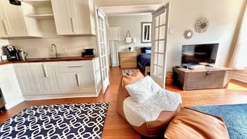1 Schlafzimmer, Schreibtisch, Bügeleisen/Bügelbrett, Reisekinderbett