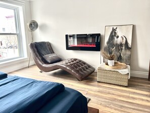 1 habitación, escritorio, tabla de planchar con plancha y cuna de viaje 