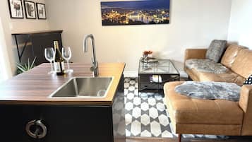 Smart TV, fireplace, ping pong, books