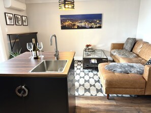 Smart TV, chimenea, tenis de mesa y libros 