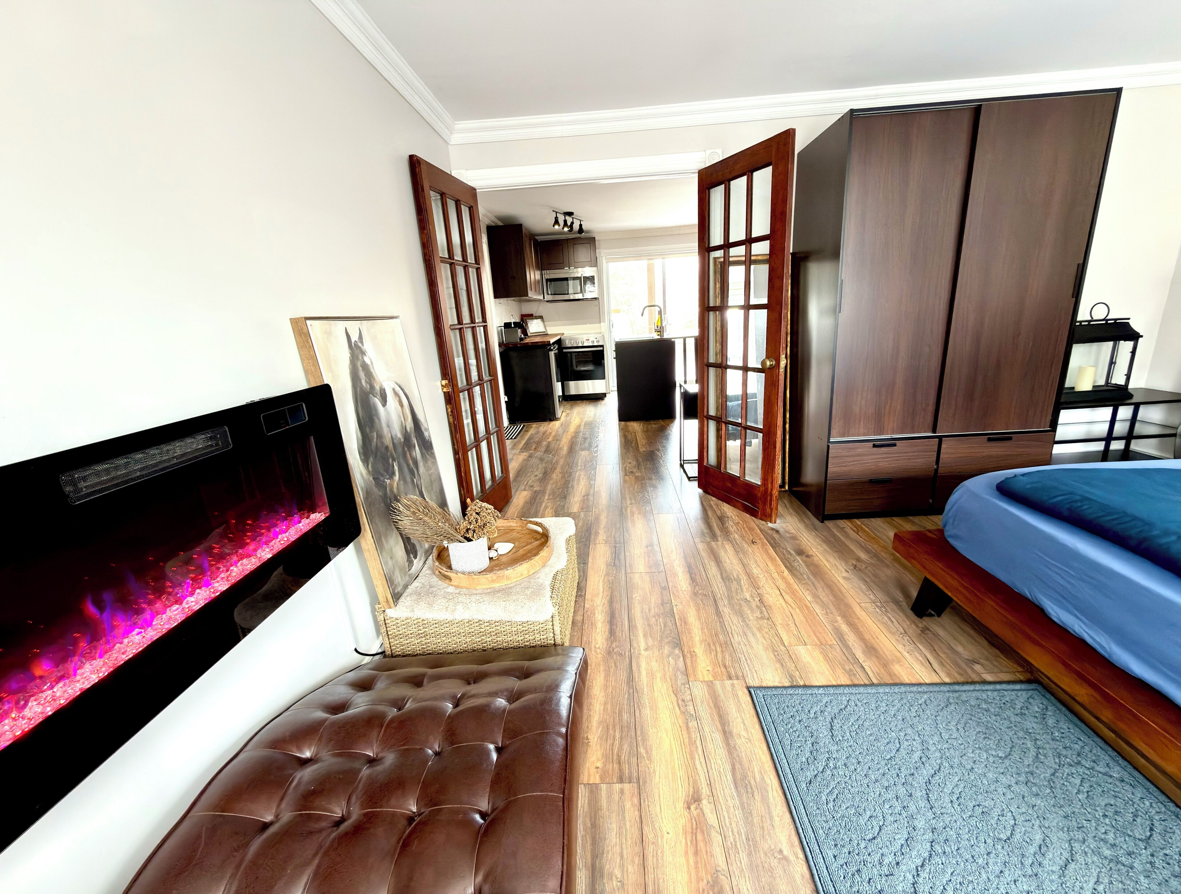 1 dormitorio, escritorio, tabla de planchar con plancha y cuna de viaje