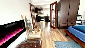 1 dormitorio, escritorio, tabla de planchar con plancha y cuna de viaje