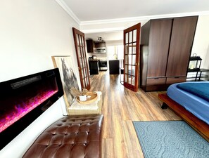 1 bedroom, desk, iron/ironing board, travel cot - Modern Heritage Oasis with Stunning Tay Basin & Fountain View (Perth)