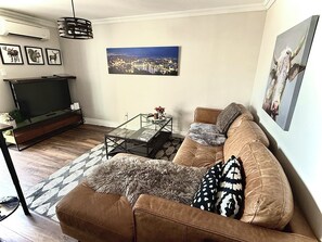 Televisor intel·ligent, llar de foc, taula de tennis de taula i llibres 