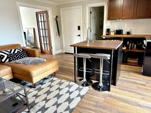 Smart TV, chimenea, tenis de mesa y libros 