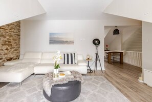 Una Smart TV, una chimenea, una mesa de tenis de mesa, libros
