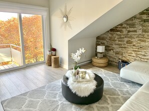 Smart-TV, peis, bordtennis og bøker