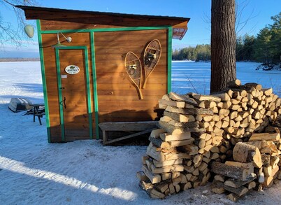 The Beacon - Lakefront Log Home for Families, a quiet summer or winter paradise!