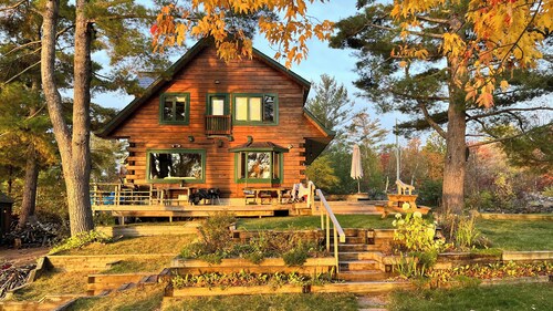 The Beacon - Lakefront Log Home for Families, a quiet summer or winter paradise!