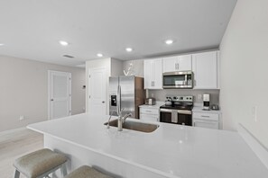 冷蔵庫、電子レンジ、オーブン、コンロ