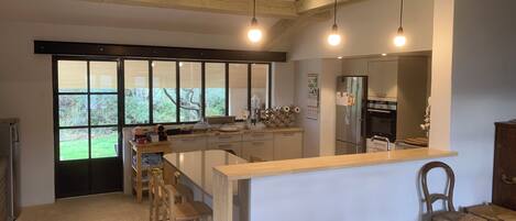 Frigorifero, forno, piano cottura, lavastoviglie