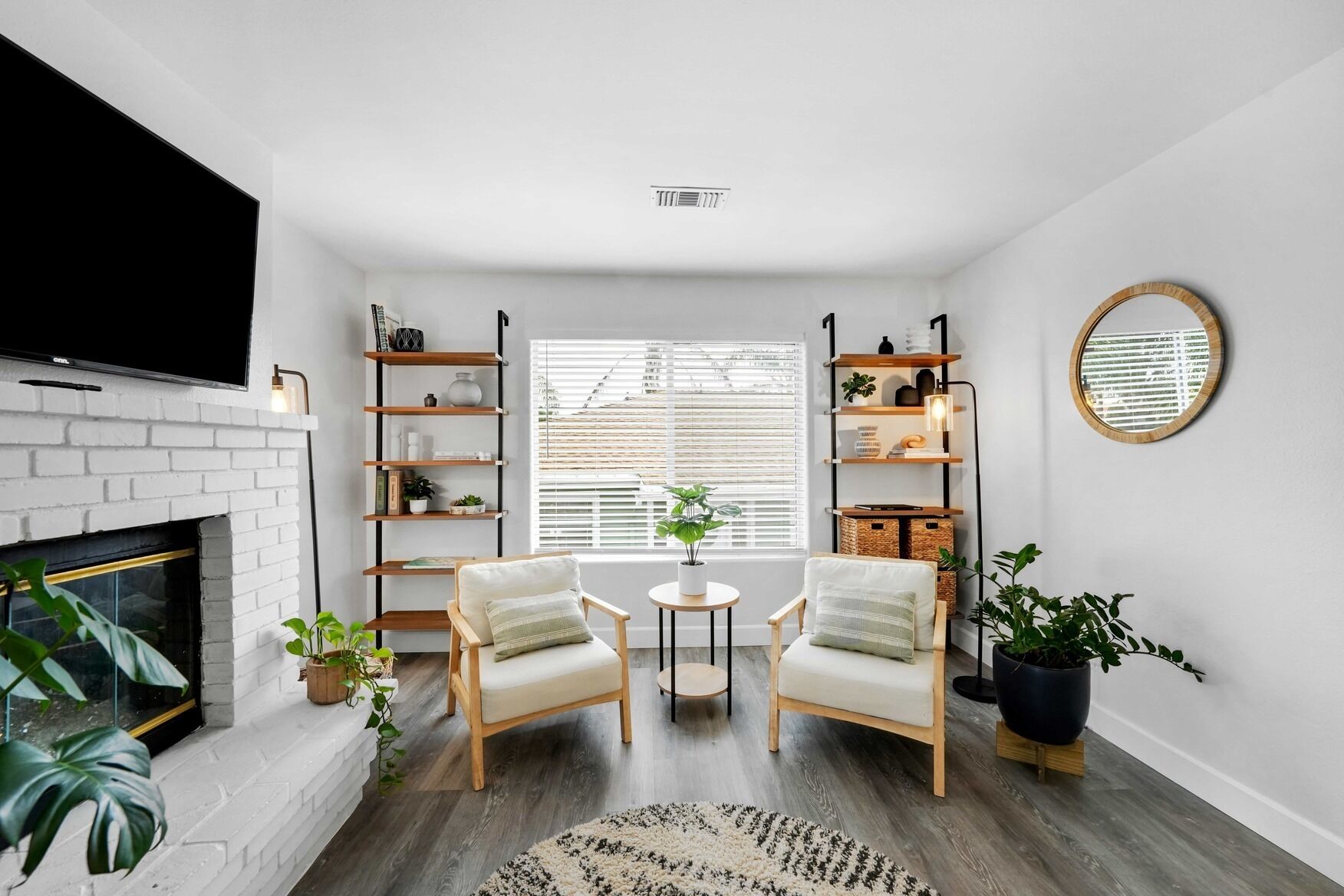 Smart-tv, eldstad, tv-spel och bordsfotboll