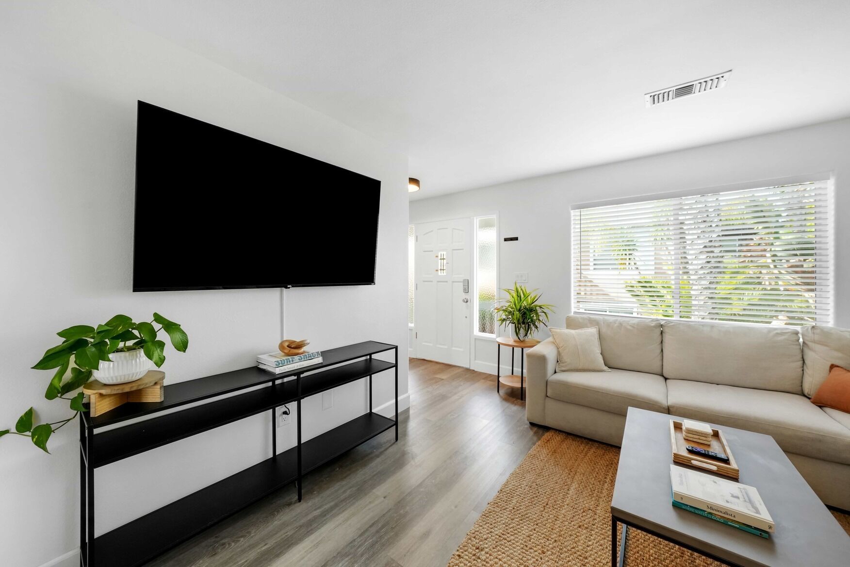 Een smart-tv, een open haard, videogames en tafelvoetbal