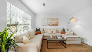 Smart TV, chimenea, videojuegos y futbolito