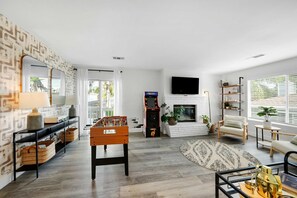 Game room - Luxe & Spacious Retreat - Steps to Beach Game Room (Encinitas)