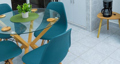 House with strategic location close to everything.