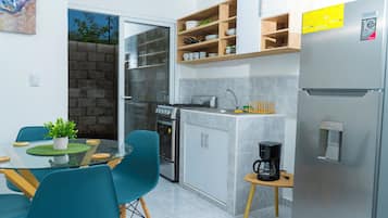 Frigorífic, forn, placa de cuina i cafetera i tetera