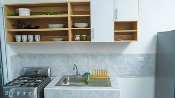 Frigorífic, forn, placa de cuina i cafetera i tetera