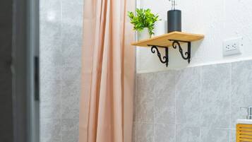 Dutxa, assecador de cabells, tovalloles i sabó