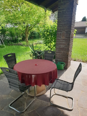 Outdoor dining - Landhaus Münz, quiet vacation apartment near Hopfen am See near Füssen (Hopferau)