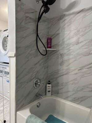 Toallas, jabón, champú y papel higiénico