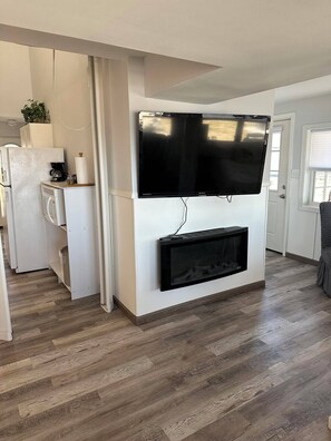 Una Smart TV, una chimenea, un reproductor estéreo