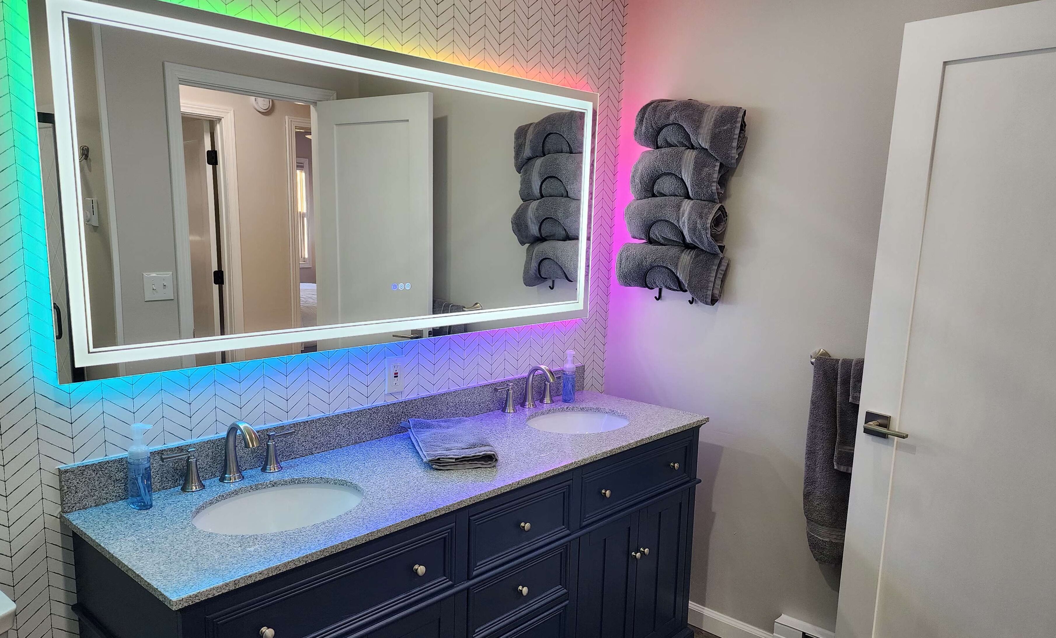 Een haardroger, handdoeken, zeep, shampoo