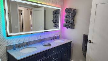 Een haardroger, handdoeken, zeep, shampoo