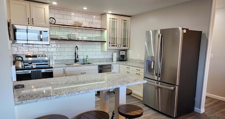 Fridge, microwave, oven, stovetop. Escape to Spicer and enjoy stunning lake views from this comfortable 2-bedroom!