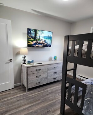 2 habitaciones, tabla de planchar con plancha y cuna de viaje 