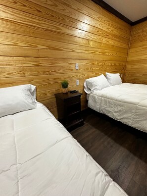 1 bedroom, iron/ironing board, WiFi, bed sheets - Handicap Accessible Cozy 1-bedroom with WiFi and AC in charming Timpson (Timpson)