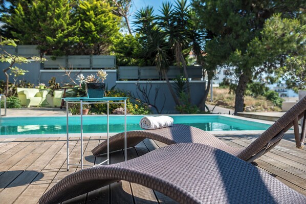Una piscina al aire libre