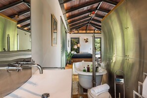 Shower, hair dryer, towels, soap - Artistic Private Pool Villa with gorgeous Gardens (Chania)